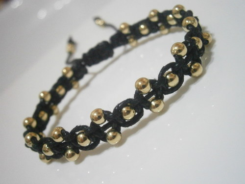 Elegantní zlatočerný náramek (macramé) — foto 1