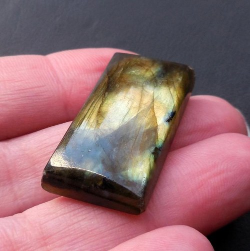 Labradorit - kabošon (32 x 17 x 8 mm)