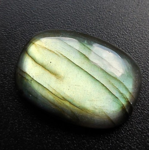 Labradorit - kabošon (27 x 20 x 5 mm) — foto 1