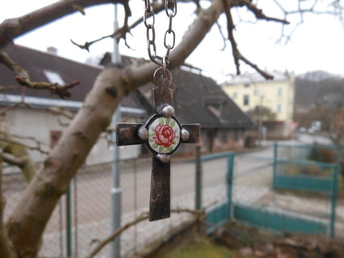 Cínovaný křížek se smaltem — foto 1