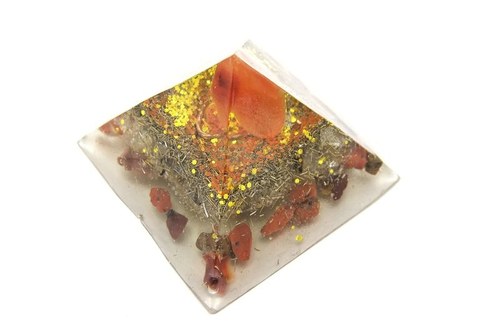 Orgonitová pyramida s karneolem — foto 1