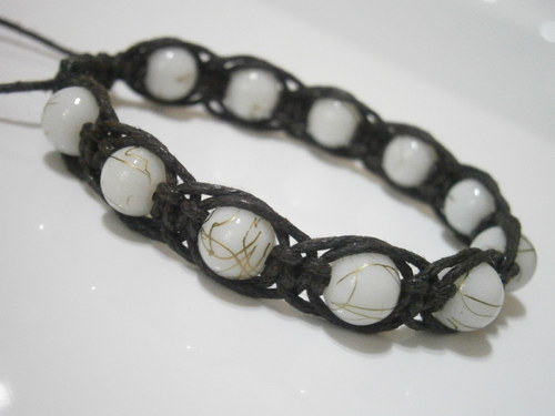 Hnědý náramek (macramé) — foto 1