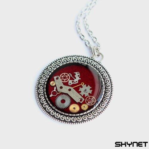 Červený amulet — foto 1