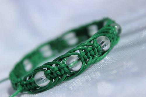 Kapky rosy v trávě.. Náramek macramé — foto 1
