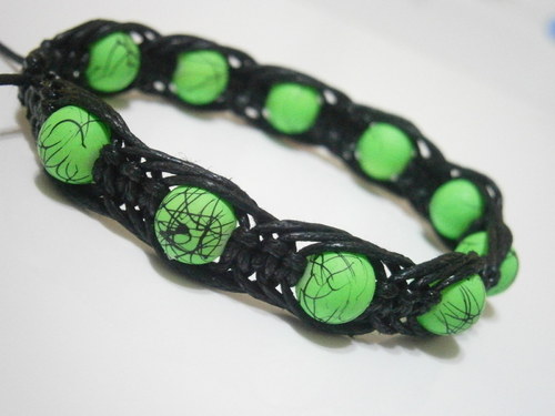 Černo-zelený (neon) náramek (macramé) — foto 1