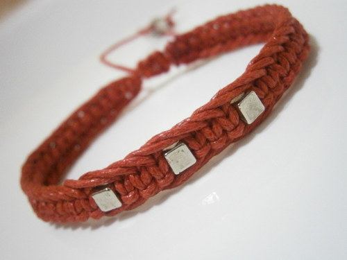 Červený náramek (macramé) — foto 1