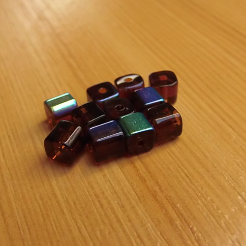 Mačkané korálky - kostičky - 5mm - AB efekt