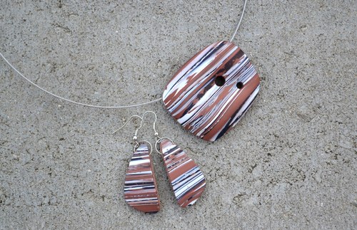 Hnědé proužky — foto 1