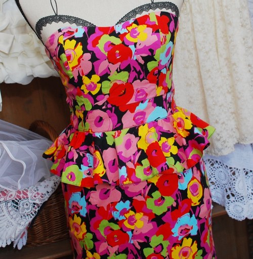 Barevné letní šaty v retro stylu — foto 1
