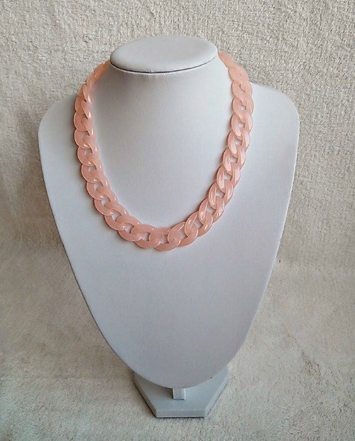 Plastový náhrdelník Rosa — foto 1