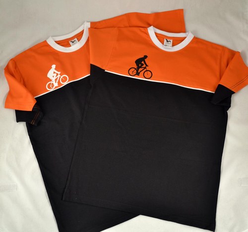 Oranžovo-černé tričko, černý nebo bílý cyklista