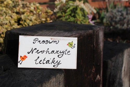 Dřevěná cedulka LETÁKY NE