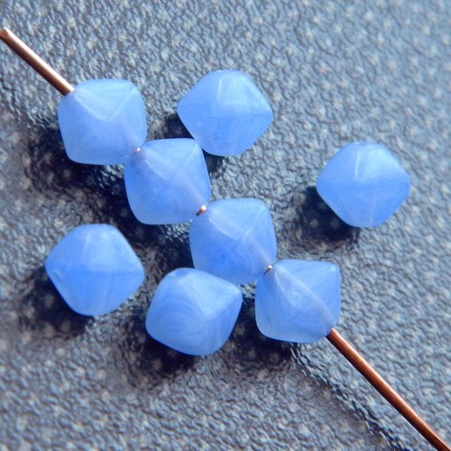 AKCE-Mačkané korálky pyramidky modré 5 mm - 50 ks