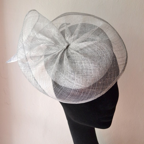 Koktejlový Fascinator Sinamay Silver — foto 1