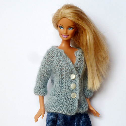 Propínací svetřík pro Barbie — foto 1