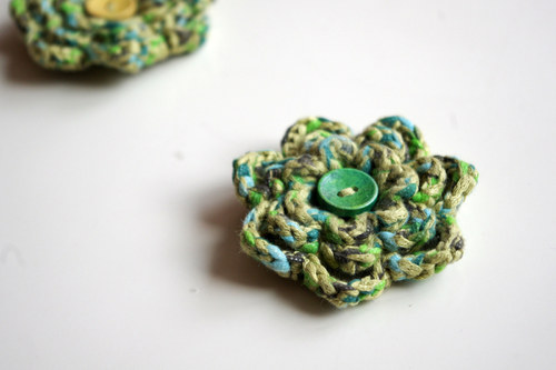 Melírovaná brož - se zeleným knoflíkem — foto 1