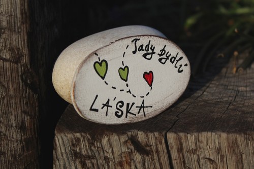 Dřevěná cedulka na dveře LÁSKA