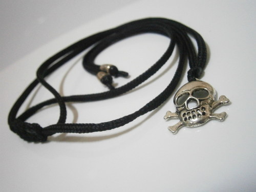 Náhrdelník s lebkou - unisex (macramé) — foto 1