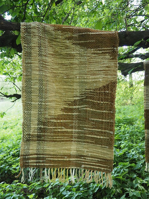 Na zelené hoře - ručně tkaný koberec — foto 1