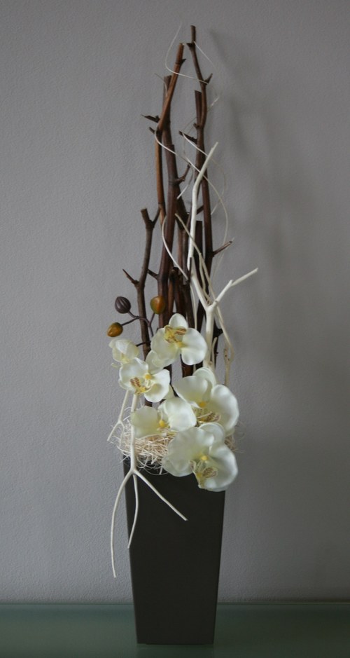 Aranžmá s orchidejemi v hnědokrémové — foto 1