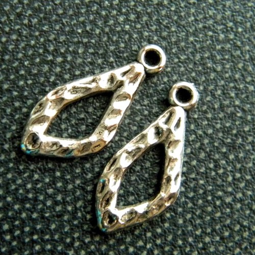 Akce - Plast.pokovený přívěsek 26x12mm - 4 ks