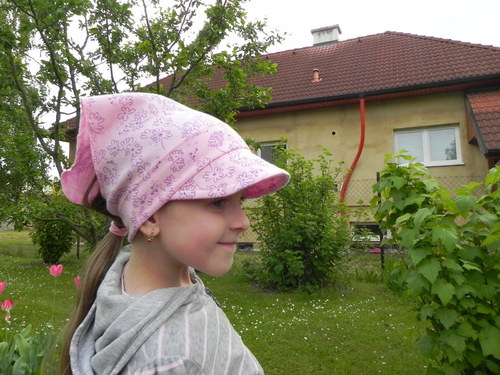 Jarní šáteček s kšiltíkem — foto 1