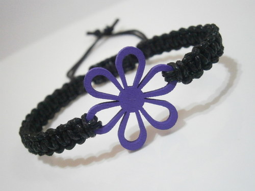 Macramé náramek s kytičkou — foto 1