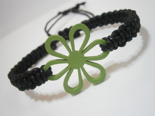 Macramé náramek s kytičkou — foto 1