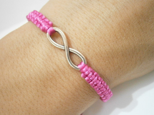 Infinity náramek saténový - růžový (macramé) — foto 1