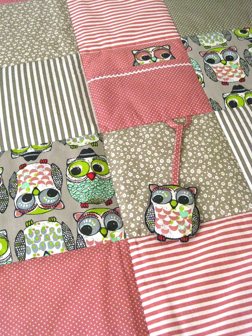 PATCHWORK dětská deka s kapsou + závěsnou hračkou — foto 1