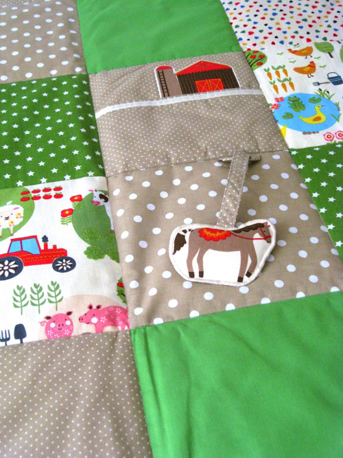 PATCHWORK dětská deka s kapsou + závěsnou hračkou — foto 1