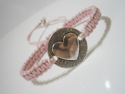 Růžový náramek "Srdce" (macramé) — foto 1