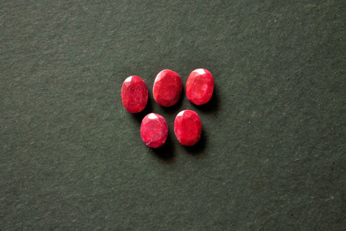 Rubín broušený 9x12mm