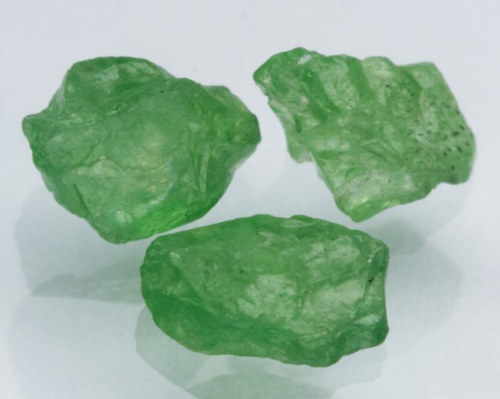 Tsavorit!! -- Keňa -- 0,77ct 3ks — foto 1