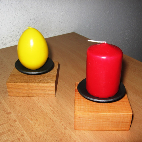 Kovaný svícen na dřevě