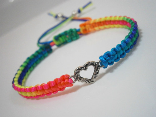 Náramek se srdíčkem duhový (macramé) — foto 1