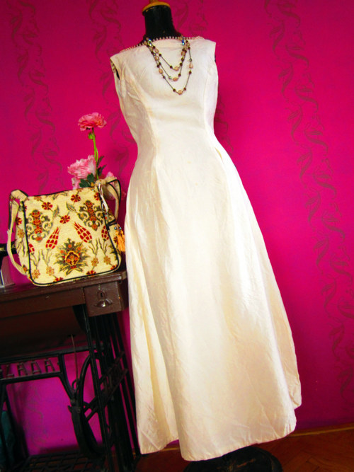 Vintage šaty cream&pearls — foto 1