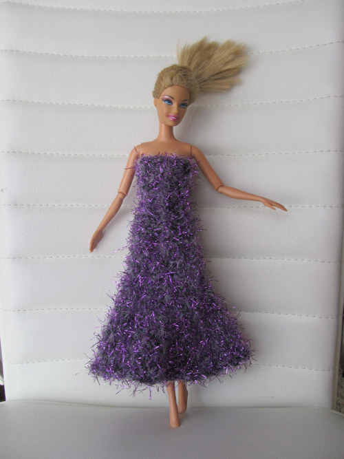 Fialové šaty pro Barbie — foto 1