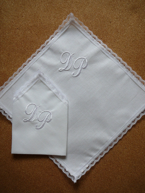 Ozdobný kapesník s monogramem — foto 1