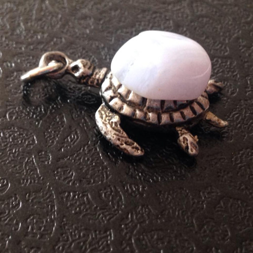 Přívěsek želvička s modrým chalcedonem — foto 1