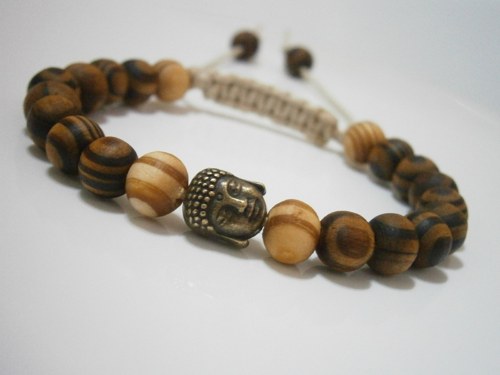 Dřevěný náramek s buddhou (macramé) — foto 1