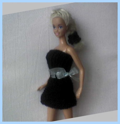 Černé šatičky s páskem pro Barbie — foto 1