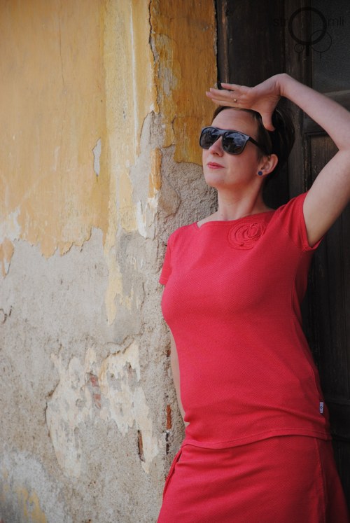 Jednoduché červené s aplikací, vel. M — foto 1