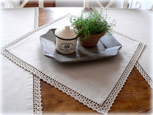 Ubrus 50x50 přírodní s háčkovanou krajkou
