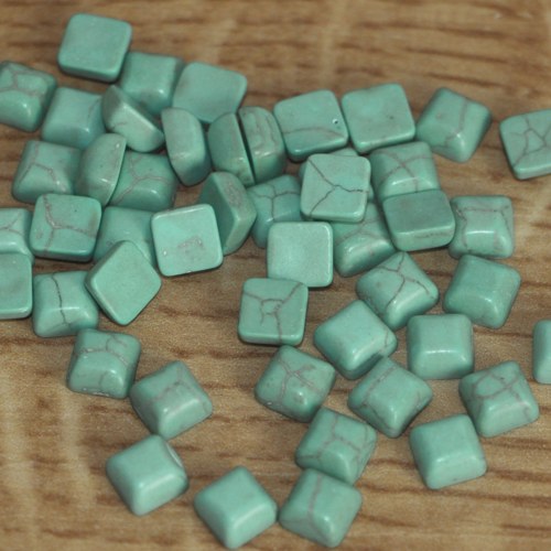 Kabošon - čtvereček tyrkenit 0,6x0,6x0,3 cm 5 ks