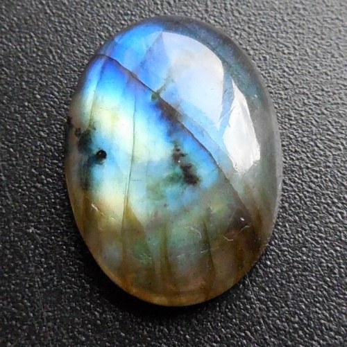 Labradorit - kabošon (24 x 17 x 5 mm) — foto 1