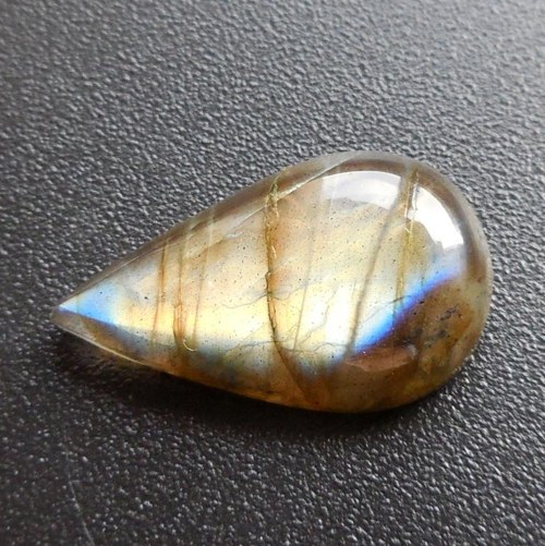 Labradorit - kabošon (23 x 14 x 7 mm) — foto 1