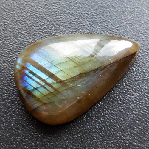 Labradorit - kabošon (23 x 15 x 7 mm) — foto 1