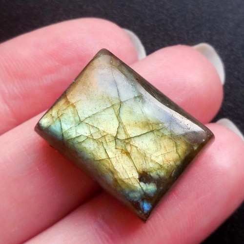 Labradorit - kabošon (21 x 16 x 8 mm) — foto 1