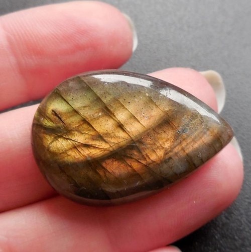 Labradorit - kabošon (33 x 22 x 8 mm) — foto 1